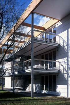 Wohnhaus fr 42 Rollstuhlfahrer; Balkon